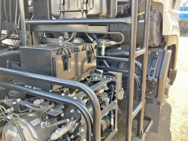 つい立ての運転席側に工具箱が付いています。|いすゞ フォワード 2RG-FRR90S4(2WD)の写真11