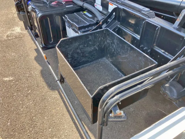 助手席側にりん木入れが付いています。|いすゞ フォワード 2RG-FRR90S4(2WD)の写真15