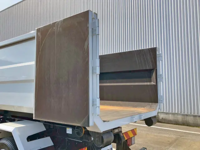 コンテナのリヤゲートは観音開き式です。|いすゞ フォワード 2RG-FRR90S4(2WD)の写真11