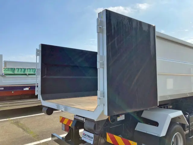 コンテナのリヤゲートは観音開き式です。|いすゞ フォワード 2RG-FRR90S4(2WD)の写真12