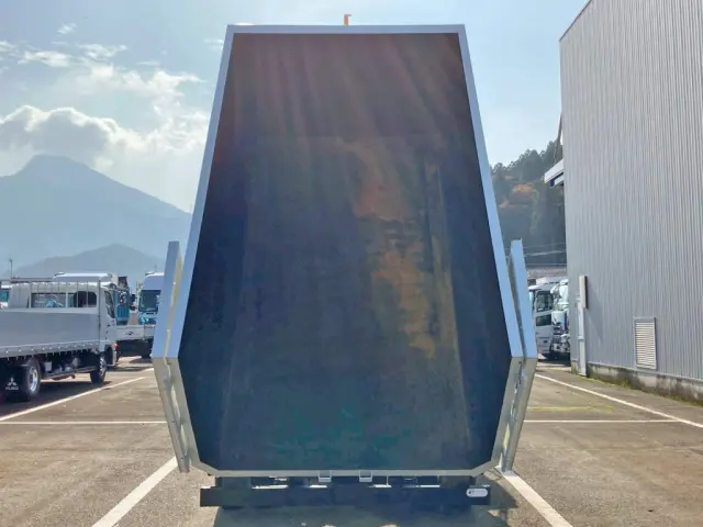 床は鉄板です。|いすゞ フォワード 2RG-FRR90S4(2WD)の写真13