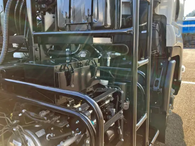 つい立ての運転席側に工具箱が付いています。|いすゞ フォワード 2RG-FRR90S4(2WD)の写真18