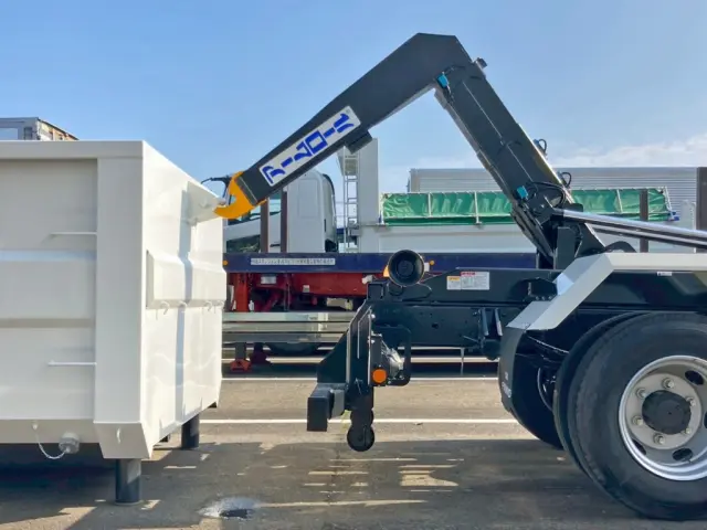 ジャッキは手動式です。|いすゞ フォワード 2RG-FRR90S4(2WD)の写真23