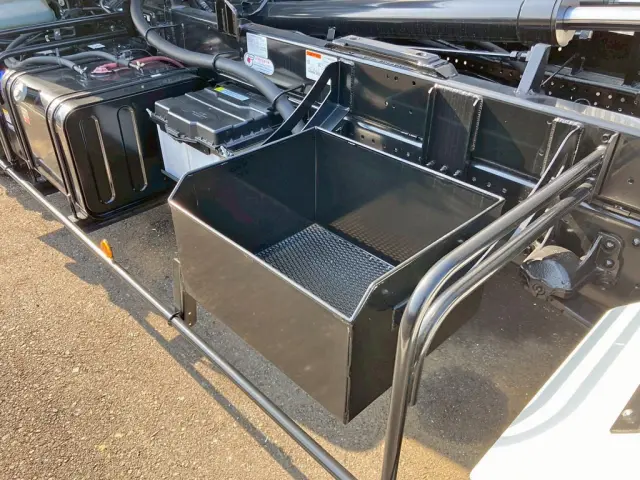 助手席側にりん木入れが付いています。|いすゞ フォワード 2RG-FRR90S4(2WD)の写真25