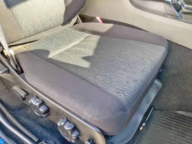 運転席座面にヘタリがあります。|三菱 スーパーグレート 2PG-FS74HZの写真8