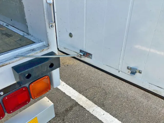 運転席側ストッパーの状態です。|三菱 スーパーグレート 2PG-FS74HZの写真12