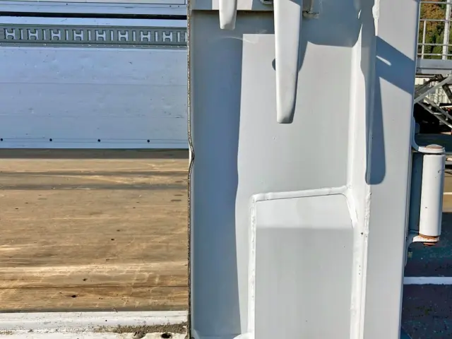 助手席側後方アオリロック下部に少々曲がりがあります。|三菱 スーパーグレート 2PG-FS74HZの写真20