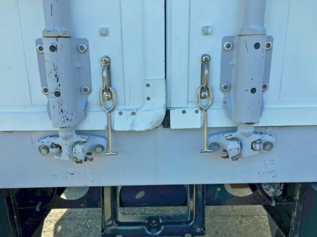 助手席側リヤドア角に曲がりがあります。|三菱 スーパーグレート 2PG-FS74HZの写真21