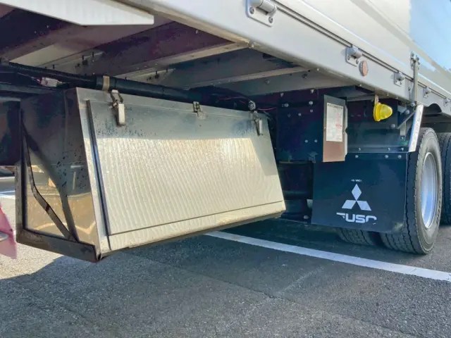 ボディー運転席側後方にステンレス製の工具箱が付いています。|三菱 スーパーグレート 2PG-FS74HZの写真22