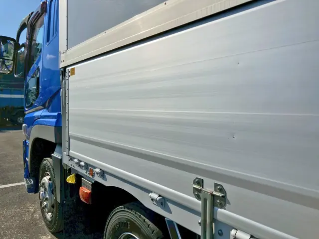 助手席側アオリ前方にヘコミがあります。|三菱 スーパーグレート 2PG-FS74HZの写真23