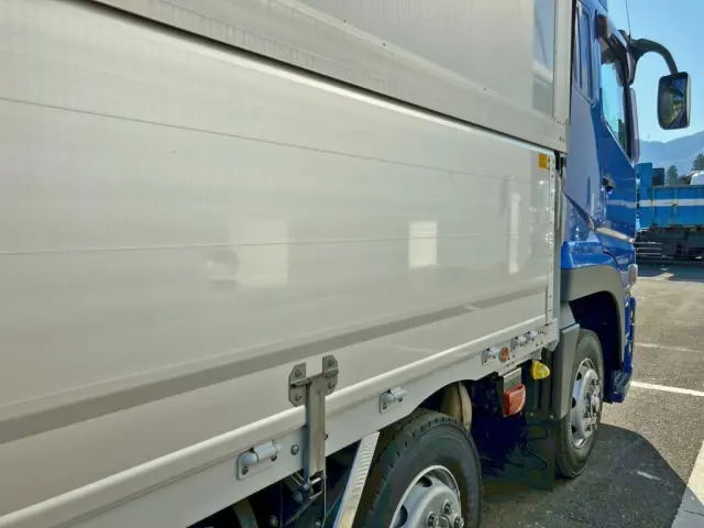 運転席側アオリ前方にヘコミがあります。|三菱 スーパーグレート 2PG-FS74HZの写真24