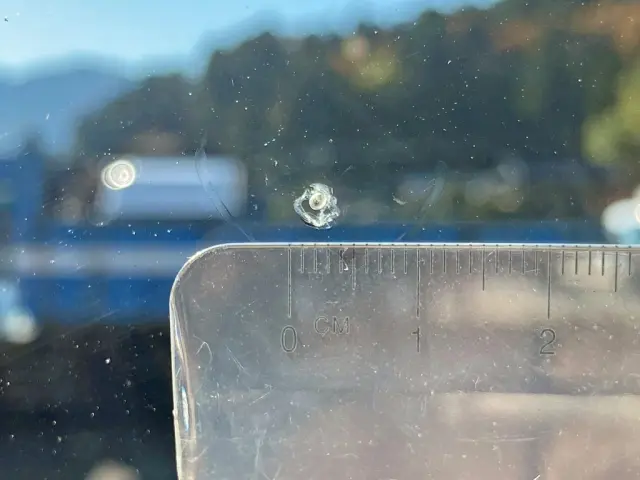 フロントガラスの運転席側正面に飛び石跡があります。|三菱 スーパーグレート 2PG-FS74HZの写真26