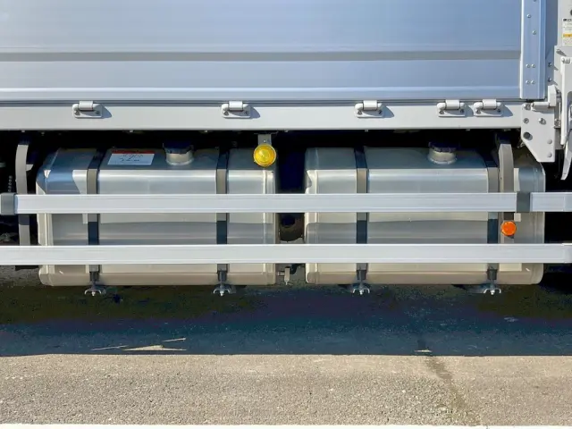 燃料タンクは300Lが2つ付いています。(アルミ製)|三菱 スーパーグレート 2PG-FS74HZの写真28