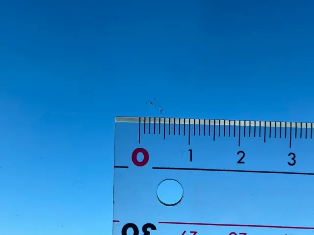 フロントガラスに飛び石があります。|いすゞ エルフ 2RG-NJR88AN(2WD)の写真14