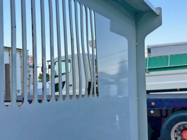 プロテクター格子に少々曲がりがあります。|いすゞ エルフ 2RG-NJR88AN(2WD)の写真12