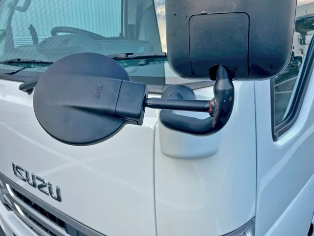 アンダーミラーステーに曲がりがあります。|いすゞ エルフ 2RG-NJR88AN(2WD)の写真20