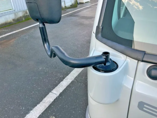 運転席側サイドミラーステー取付部カバー欠品しています。|いすゞ エルフ 2RG-NJR88AN(2WD)の写真21