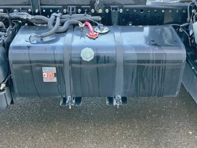燃料タンクは60Lです。|いすゞ エルフ 2RG-NJR88AN(2WD)の写真23