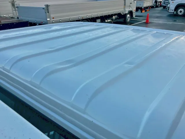 ルーフ後方にヘコミがあります。|いすゞ エルフ 2RG-NJR88AN(2WD)の写真28