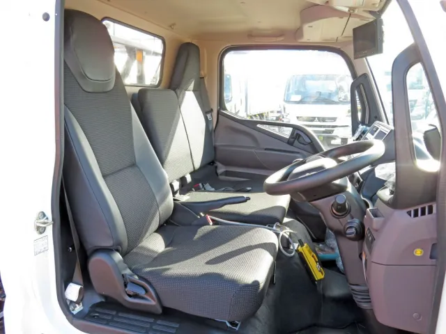 三菱 キャンター 2RG-FBAV0(2WD)の写真6