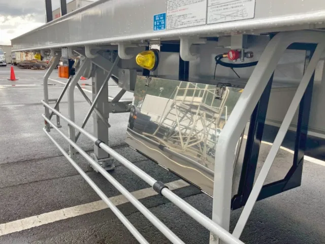 助手席側にステンレス製の工具箱が付いています。|トレクス PFB34118の写真19