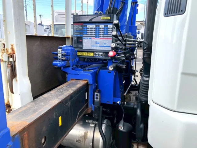 クレーンの操作レバーです。|三菱 ファイター 2KG-FK62F(2WD)の写真16