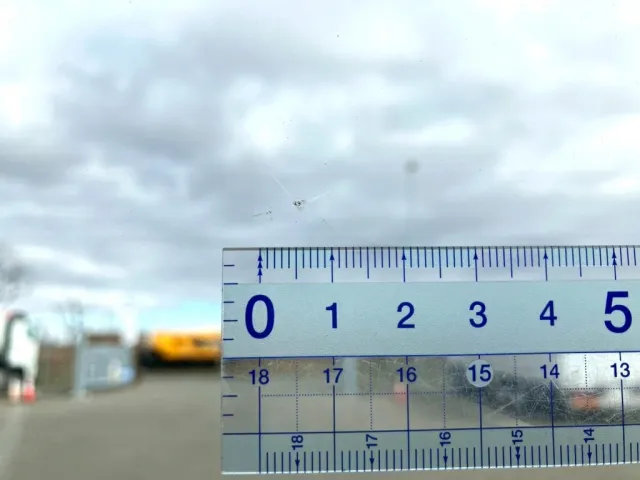 フロントガラス助手席側に飛び石、割れがあります。|三菱 ファイター 2KG-FK62F(2WD)の写真29