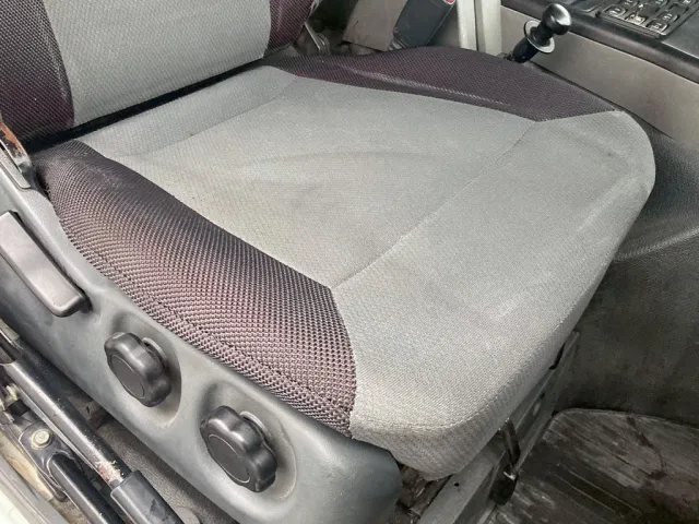 運転席座面にヘタリがあります。|三菱 スーパーグレート QPG-FV60VXの写真8