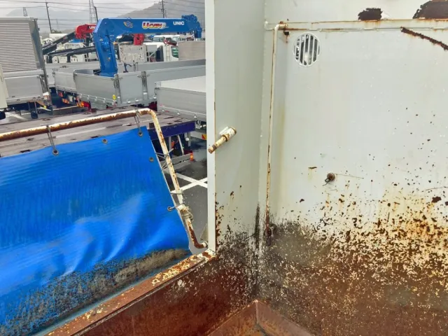 ボディー前方助手席側にコボレーンストッパーが付いています。|三菱 スーパーグレート QPG-FV60VXの写真12