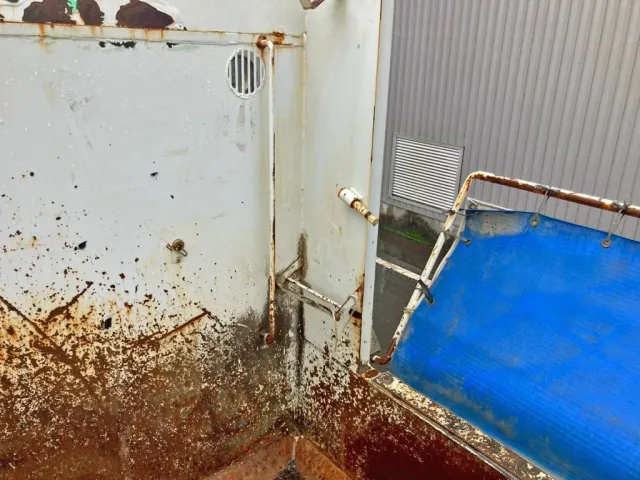 ボディー前方運転席側にコボレーンストッパーが付いています。|三菱 スーパーグレート QPG-FV60VXの写真13