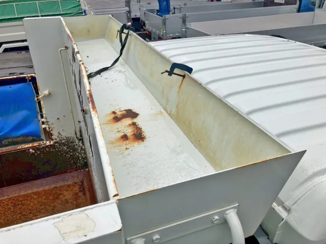 シートデッキにサビ・曲がりがあります。|三菱 スーパーグレート QPG-FV60VXの写真14