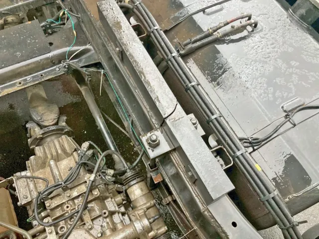 助手席側前方の受け木に割れがあります。|三菱 スーパーグレート QPG-FV60VXの写真18