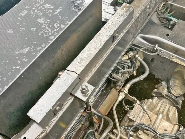 運転席側前方の受け木に割れがあります。|三菱 スーパーグレート QPG-FV60VXの写真19