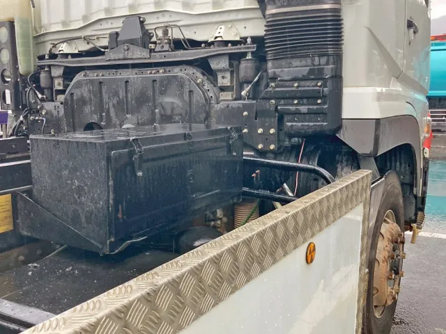 運転席側に工具箱が付いています。|三菱 スーパーグレート QPG-FV60VXの写真20