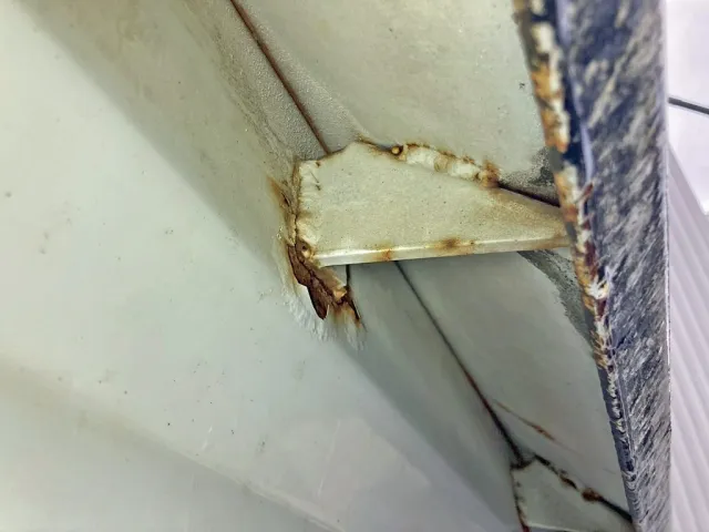 ヒサシ取付部に亀裂があります。|三菱 スーパーグレート QPG-FV60VXの写真26