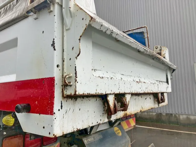 リヤゲートの所々にサビがあります。(助手席側)|三菱 スーパーグレート QPG-FV60VXの写真27