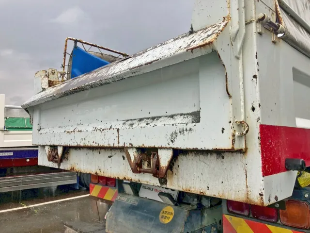 リヤゲートの所々にサビがあります。(運転席側)|三菱 スーパーグレート QPG-FV60VXの写真28