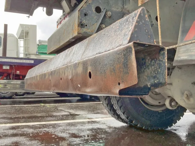 リヤバンパー運転席側に曲がりがあります。|三菱 スーパーグレート QPG-FV60VXの写真30