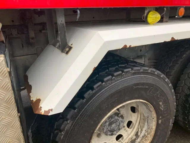 助手席側リヤフェンダー前方にサビがあります。|三菱 スーパーグレート QPG-FV60VXの写真31