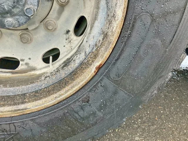 助手席側2軸目ホイールリム部に曲がりがあります。|三菱 スーパーグレート QPG-FV60VXの写真32