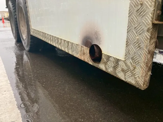 運転席側サイドバンパーにスス汚れがあります。|三菱 スーパーグレート QPG-FV60VXの写真33