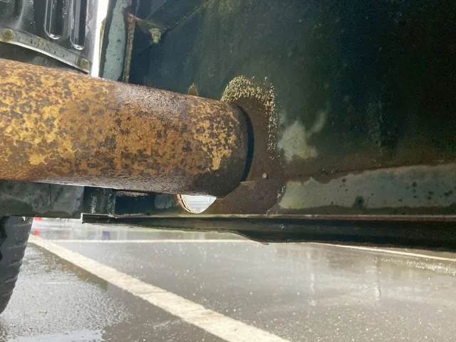 マフラーのテールパイプがサイドバンパーの排気口とずれています。|三菱 スーパーグレート QPG-FV60VXの写真34