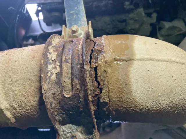 マフラーのテールパイプに腐食・割れがあります。|三菱 スーパーグレート QPG-FV60VXの写真35