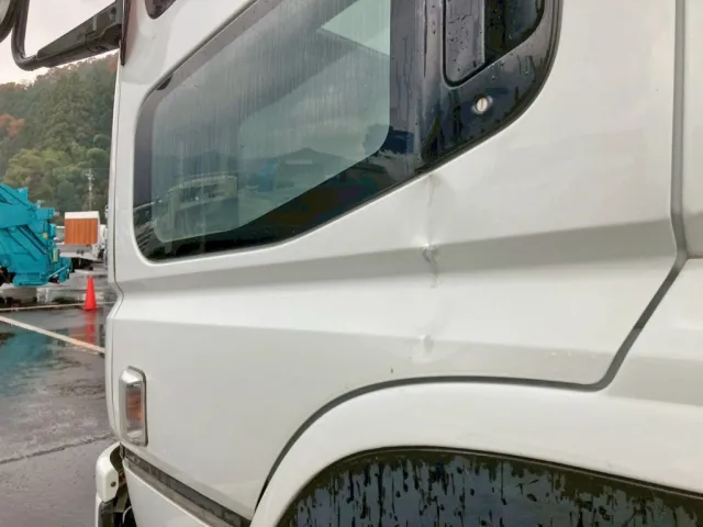 助手席ドアにヘコミがあります。|三菱 スーパーグレート QPG-FV60VXの写真36