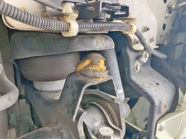 キャブサス前方助手席側のダンパーゴムが損耗しています。|三菱 スーパーグレート QPG-FV60VXの写真38