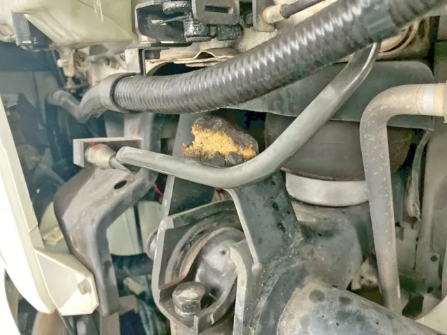 キャブサス前方運転席側のダンパーゴムが損耗しています。|三菱 スーパーグレート QPG-FV60VXの写真39