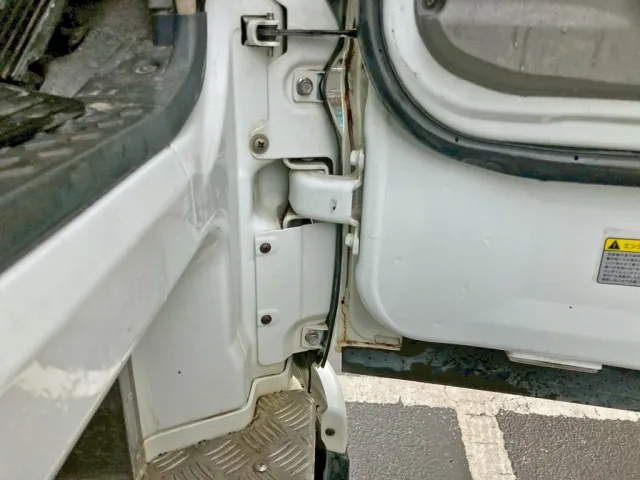 運転席側コーナーパネル下部取付部に割れがあります。|三菱 スーパーグレート QPG-FV60VXの写真43