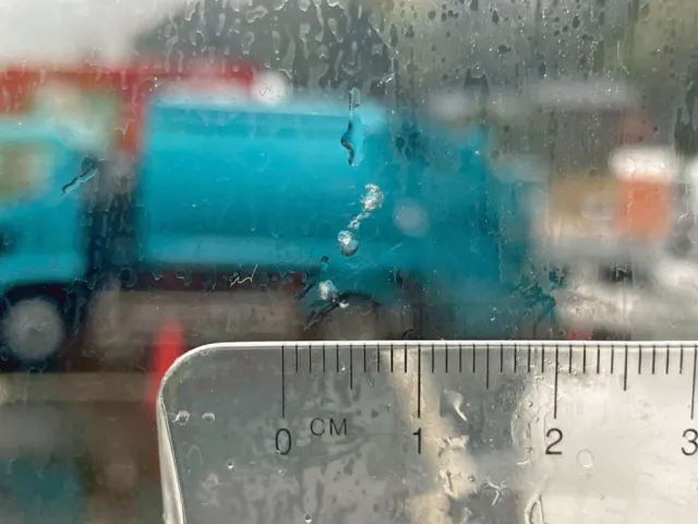 フロントガラス運転席側上部に飛び石跡があります。|三菱 スーパーグレート QPG-FV60VXの写真44