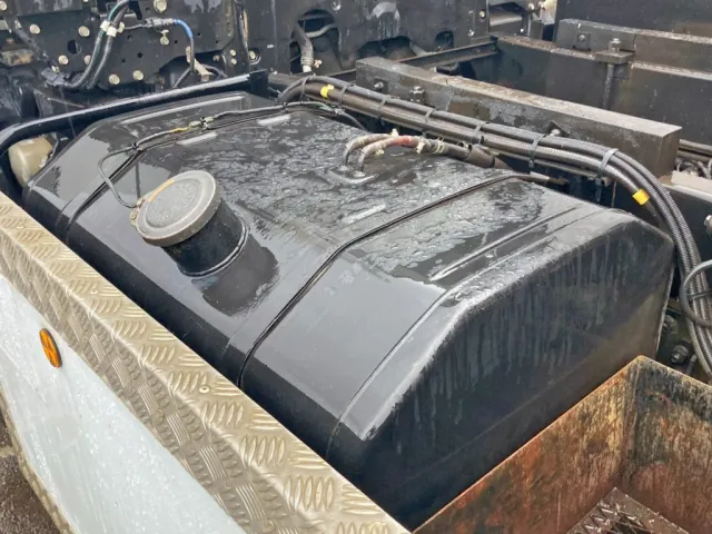 燃料タンクは300Lです。|三菱 スーパーグレート QPG-FV60VXの写真46