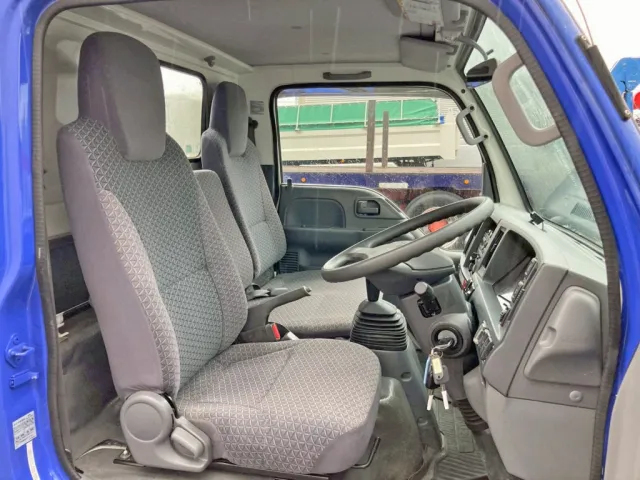 乗車定員は3名です。|いすゞ エルフ 2RG-NKR88R(2WD)の写真7